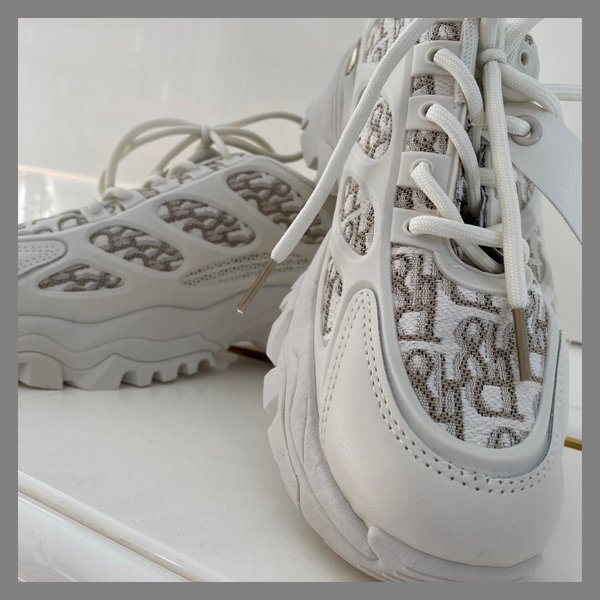 SALE!!! stylischer Sneaker in beige-weiß